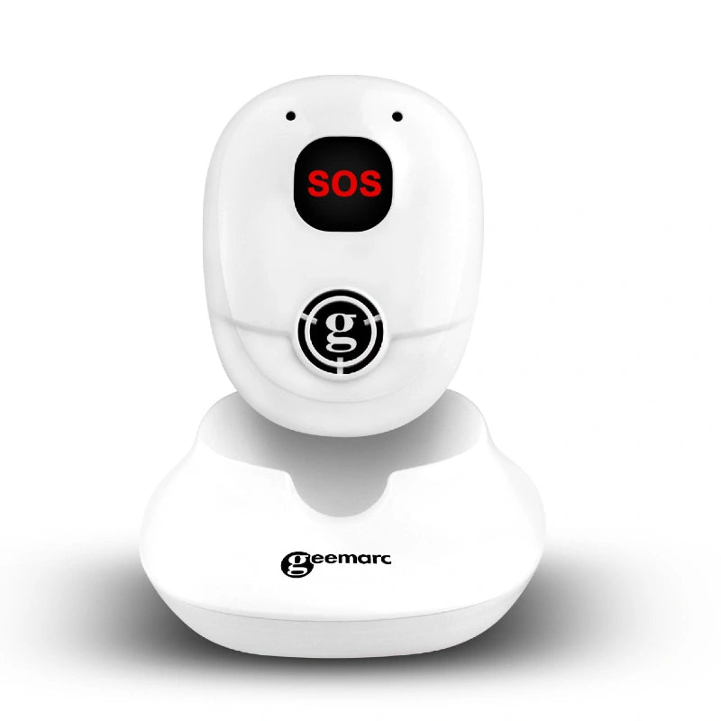Pendentif SOS Geemarc blanc avec bouton d’urgence rouge, posé sur sa base de recharge.