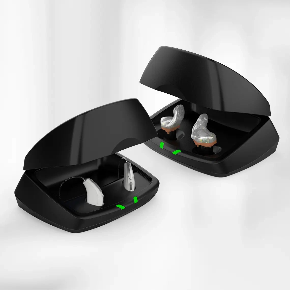 Chargeurs Starkey noirs ouverts avec embouts intra-auriculaires en position de charge