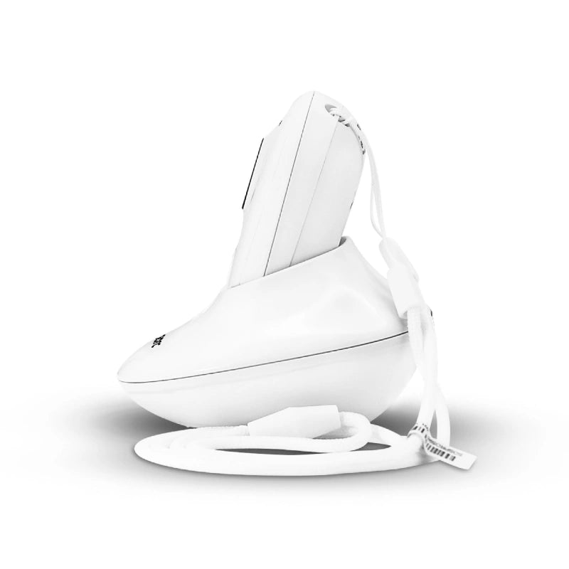 Pendentif SOS Geemarc vu de côté, avec cordon blanc et base de recharge.